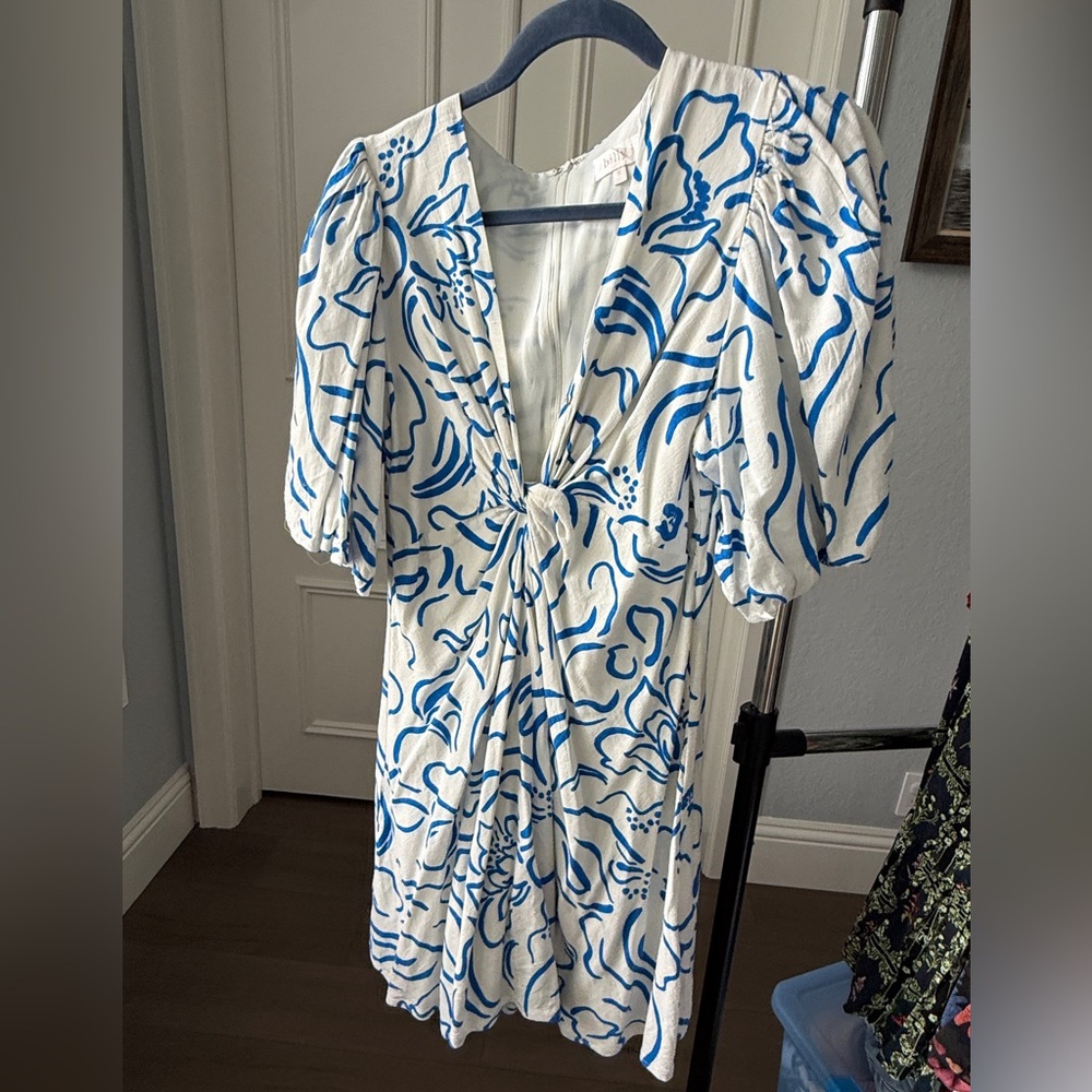 Chic Dress with Blue Floral Pattern